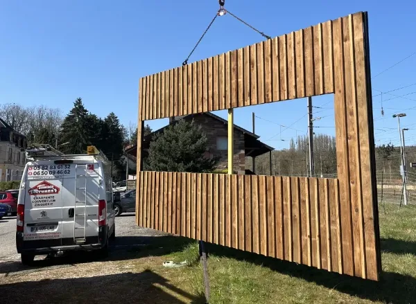 Panneau de bardage amovible en sapin traité classe 4 pour le drive fermier de Sierck les Bains Panneau de bardage amovible en sapin traité classe 4 pour le drive fermier de Sierck les Bains
